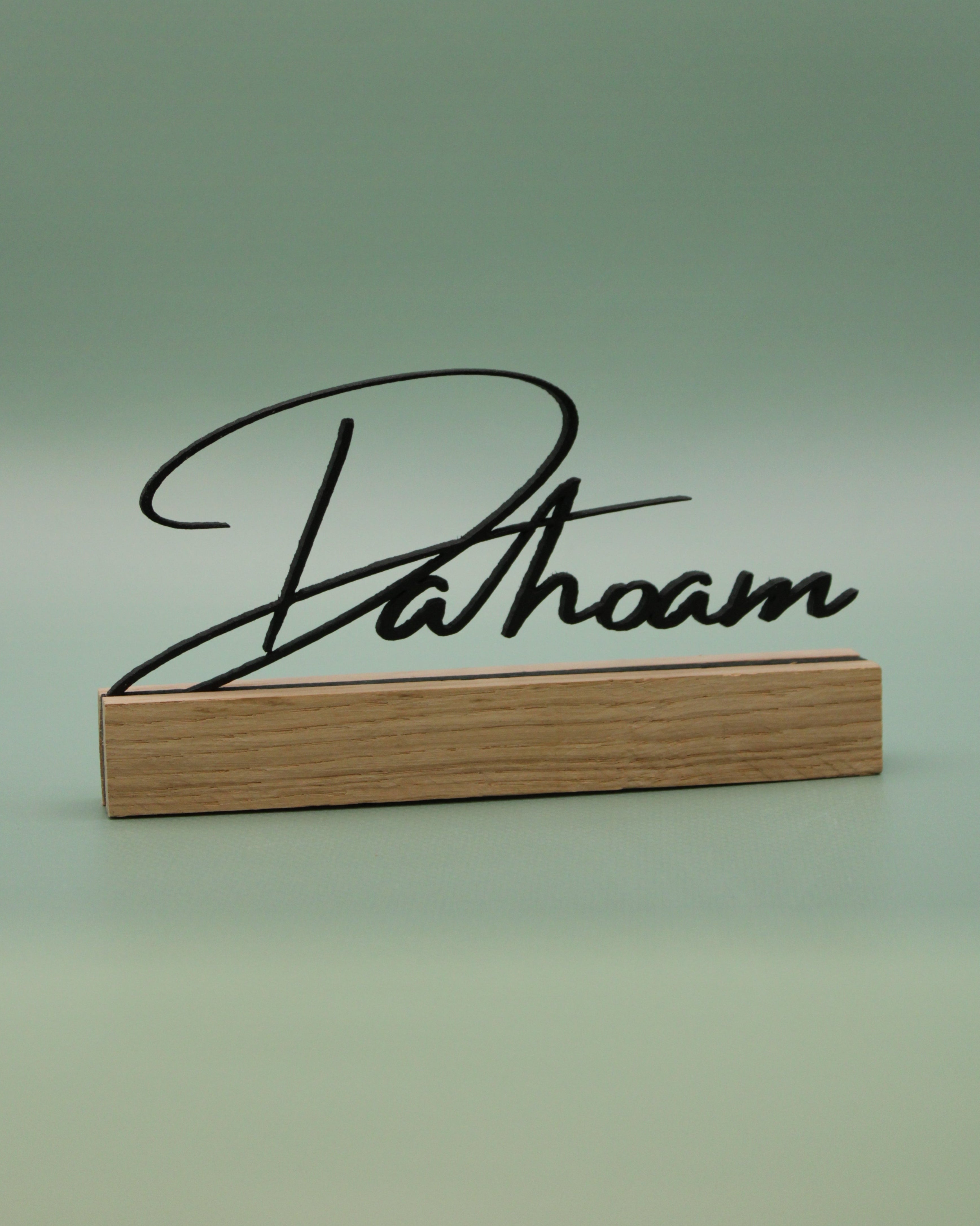 "Dahoam" mit Holzsockel