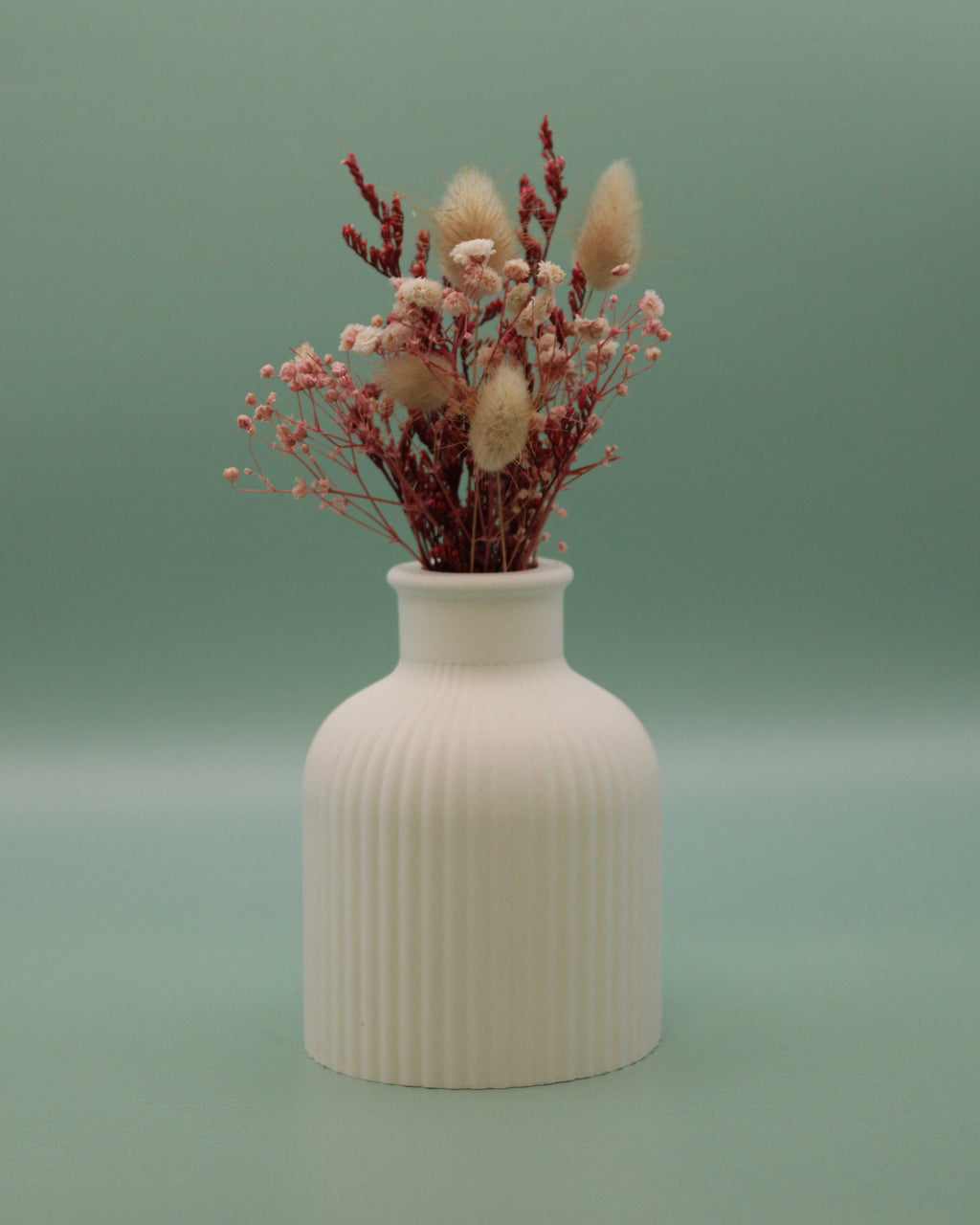 Vase mit Trockenblumenstrauß