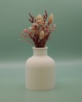 Vase mit Trockenblumenstrauß
