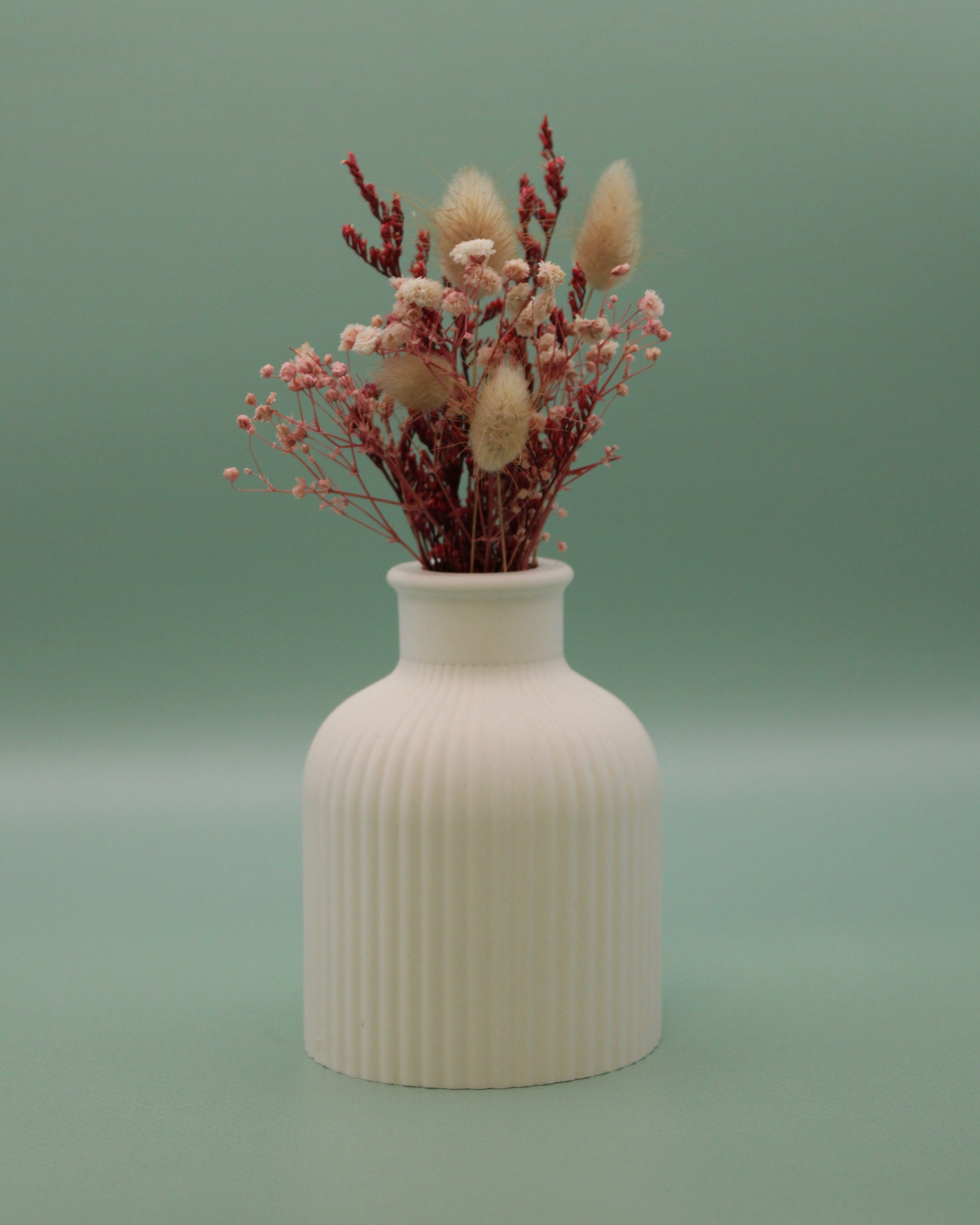 Vase mit Trockenblumenstrauß