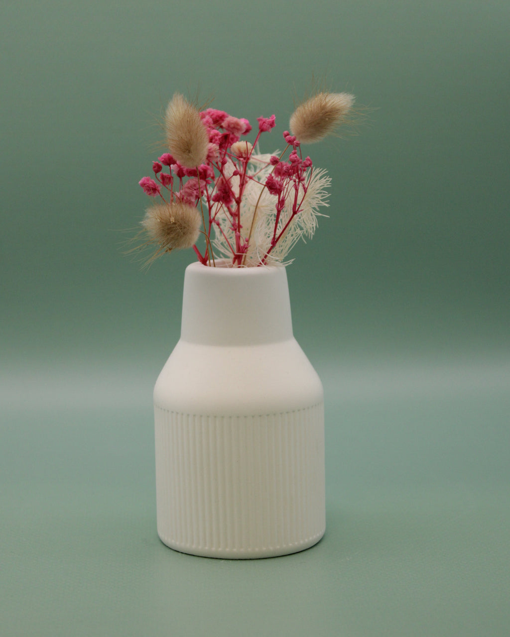 Vase mit Trockenblumenstrauß