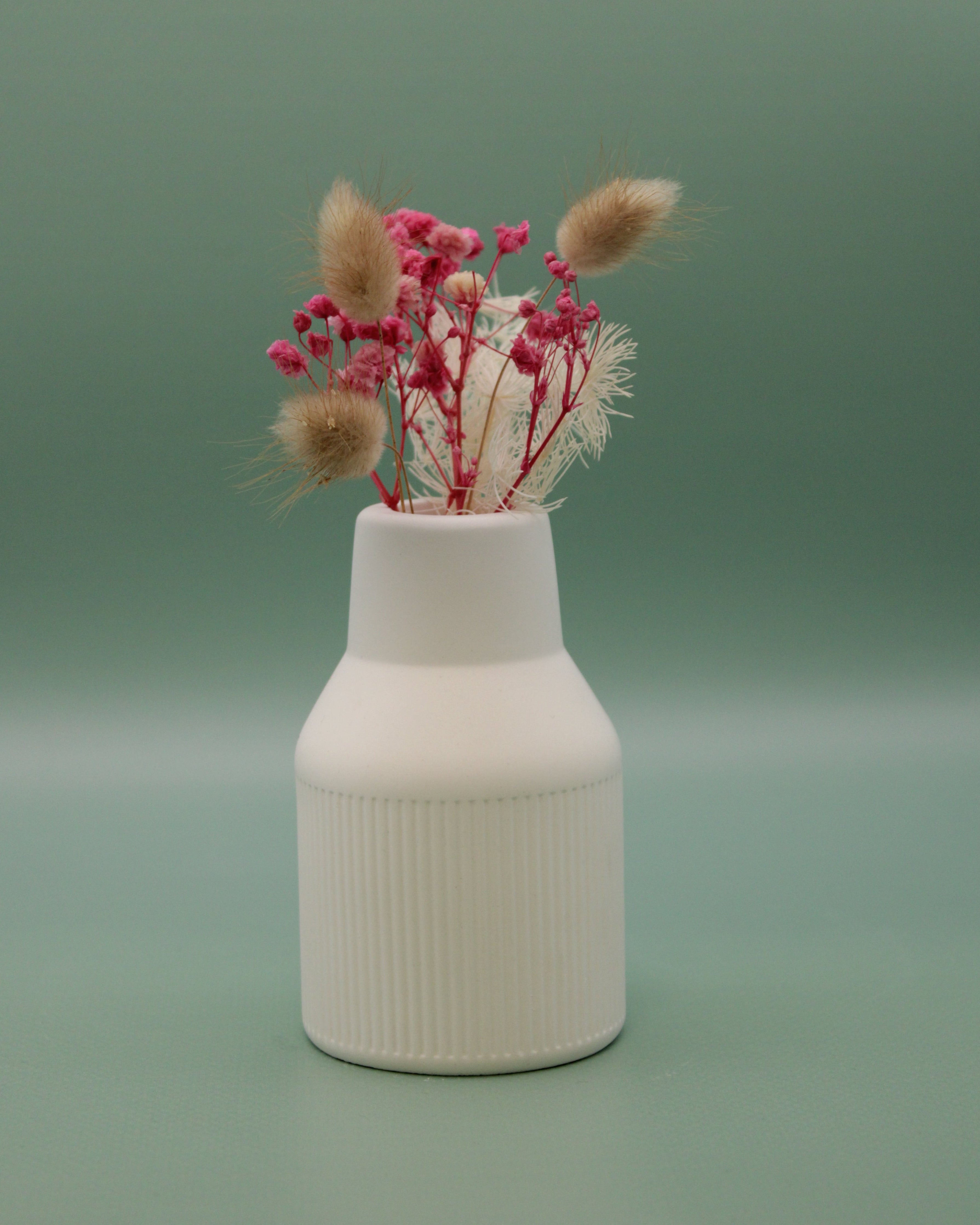 Vase mit Trockenblumenstrauß