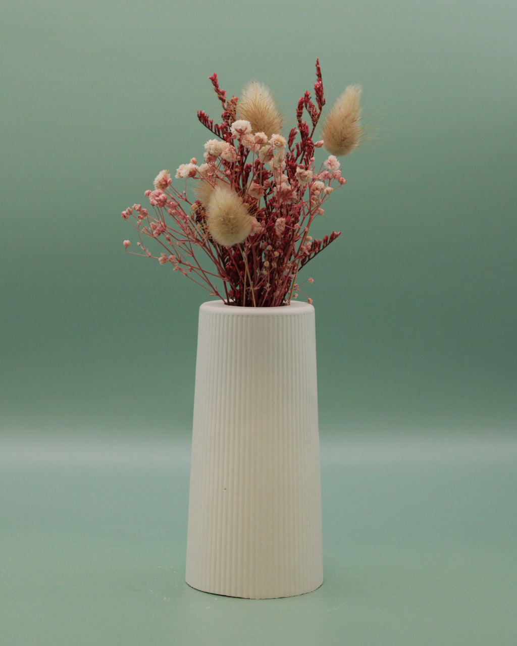 Vase mit Trockenblumenstrauß