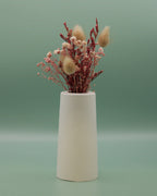 Vase mit Trockenblumenstrauß