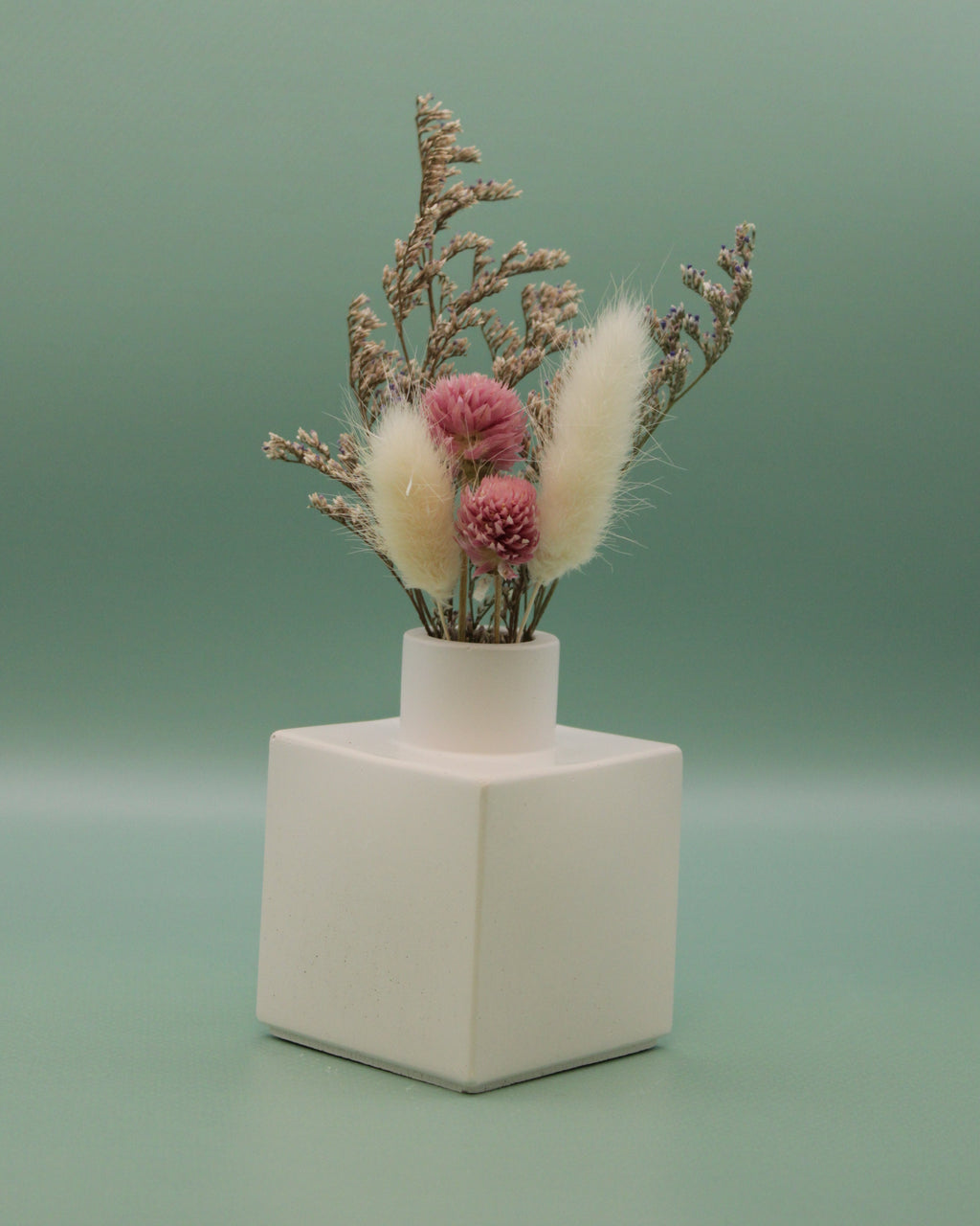Vase mit Trockenblumenstrauß
