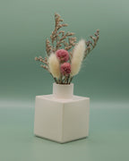 Vase mit Trockenblumenstrauß