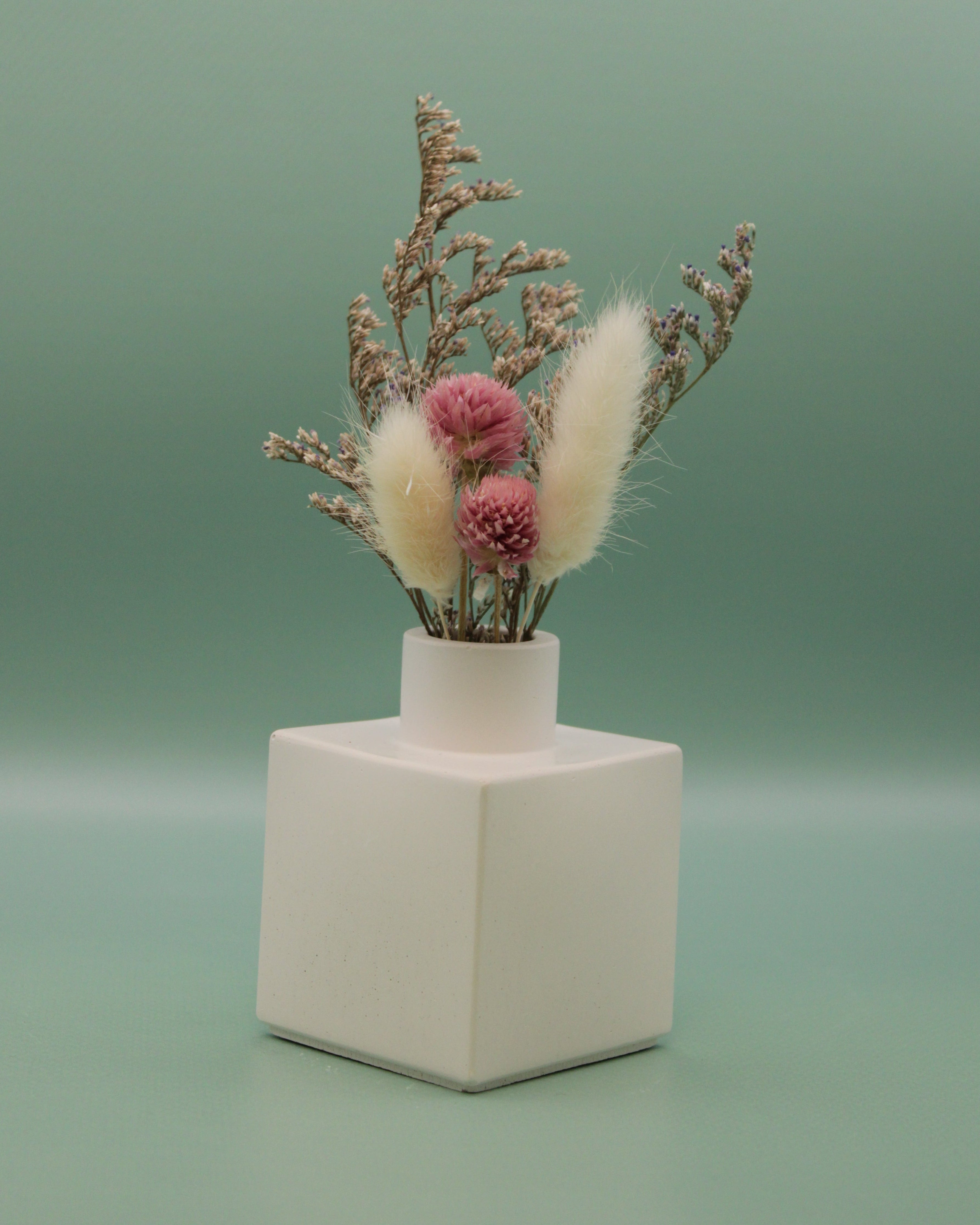 Vase mit Trockenblumenstrauß